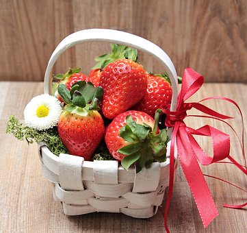 A small weaved gift basket of strawberries